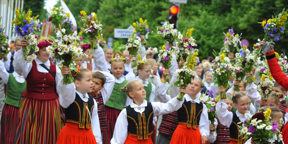 XIII Latvijas Skolu jaunatnes dziesmu un deju svētki norisināsies 2025. gada vasarā no 5. jūlija līdz 13. jūlijam.