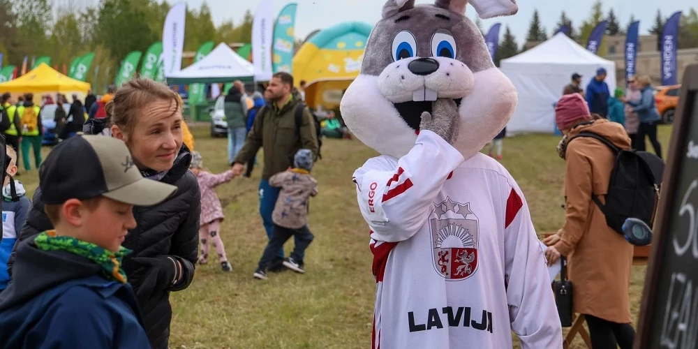 Sezonas otrais posms populārajam taku skriešanas seriālam “Stirnu buks” skrējiena vēsturē rakstījies ar īpašu notikumu, jo pirmo reizi sacensības norisinājās Lietuvā. Divpadsmitās sezonas otrais posms “Jaunakmenes Stirnubukā” mūsu dienvidu kaimiņu zemē visās distancēs kopā startēja vairāk nekā 3600 dalībnieku no deviņām valstīm, kas ir līdzīgi kā pirmajā posmā aprīļa sākumā sniegotajos Tukuma apkārtnes mežos