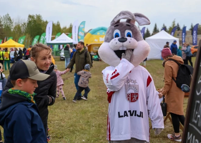 Sezonas otrais posms populārajam taku skriešanas seriālam “Stirnu buks” skrējiena vēsturē rakstījies ar īpašu notikumu, jo pirmo reizi sacensības norisinājās Lietuvā. Divpadsmitās sezonas otrais posms “Jaunakmenes Stirnubukā” mūsu dienvidu kaimiņu zemē visās distancēs kopā startēja vairāk nekā 3600 dalībnieku no deviņām valstīm, kas ir līdzīgi kā pirmajā posmā aprīļa sākumā sniegotajos Tukuma apkārtnes mežos