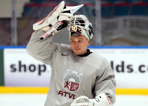 Gustavs Dāvis Grigals, kurš svētdien sargāja Latvijas izlases vārtus pasaules čempionāta spēlē ar Kanādu, izrādās nācis no slavenā aktiera Leona Krivāna dzimtas – ir viņa meitas Vivitas Grigalas jaunākais no trim dēliem