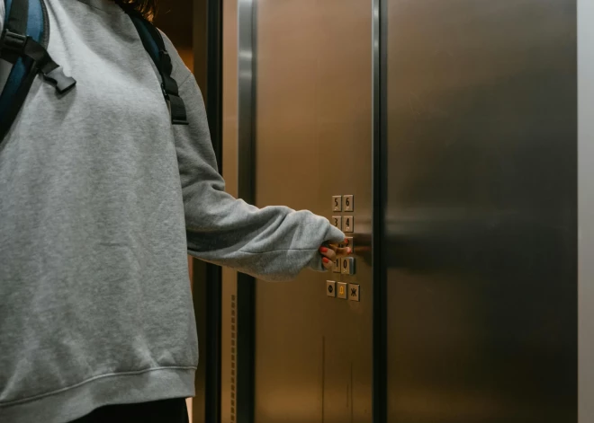Kāpēc liftos ir spoguļi: eksperti atklājuši patiesos iemeslus