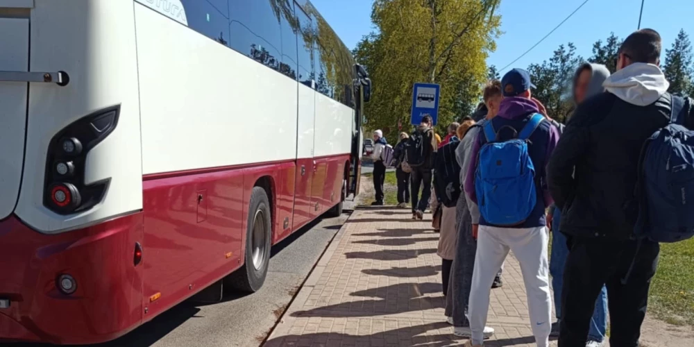 “Biļetes tirgo šoferi. Un šie aparāti ir ļoti, ļoti lēni! Vienam cilvēkam apmēram pusotru minūti tirgo biļeti.”