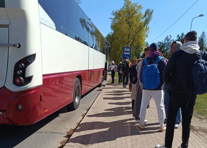"Beigās stress tāds, ka nemetas..." Ādažu novada sabiedriskajā transportā biļetes tirgo "gliemeža ātrumā": cilvēki kavē darbu un ārstu vizītes