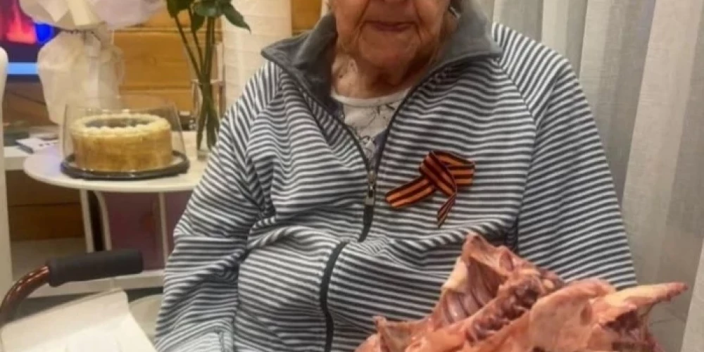 Taisja Hromova ar saņemtajiem vistu kauliem, kuriem gandrīz beidzies derīguma termiņš (ekrānuzņēmums no "X")