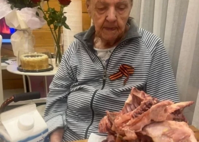 Krievijas ierēdņi uz 9. maiju sarūpē veterāniem vecu vistu kaulu "pārtikas paciņas"