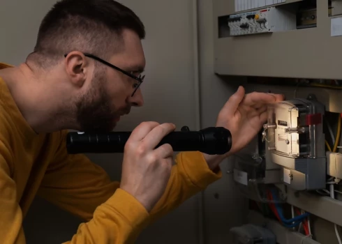 Lai no nākamā mēneša elektrību varētu pirkt no cita pārdevēja, līdz 15. datumam jāsazinās ar izraudzīto pārdevēju un jānoslēdz līgums. Līdzīgi ir ar gāzi, internetu, telefona operatoriem. Pārejas procesā, protams, atšķiras nianses.