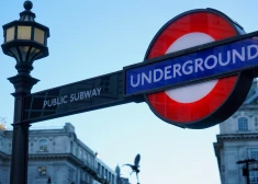 Elektroapgādes problēmu dēļ traucēta Londonas metro darbība (VIDEO)