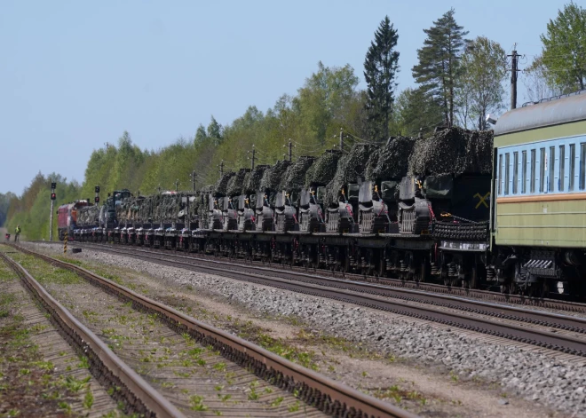 Латвийская армия отрабатывала транспортировку военной техники с использованием железной дороги.