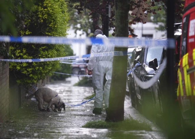 Kaimiņš dzirdēja sprādzienu – kāds aizdedzina Lielbritānijas premjerministra Kīra Stāmera māju
