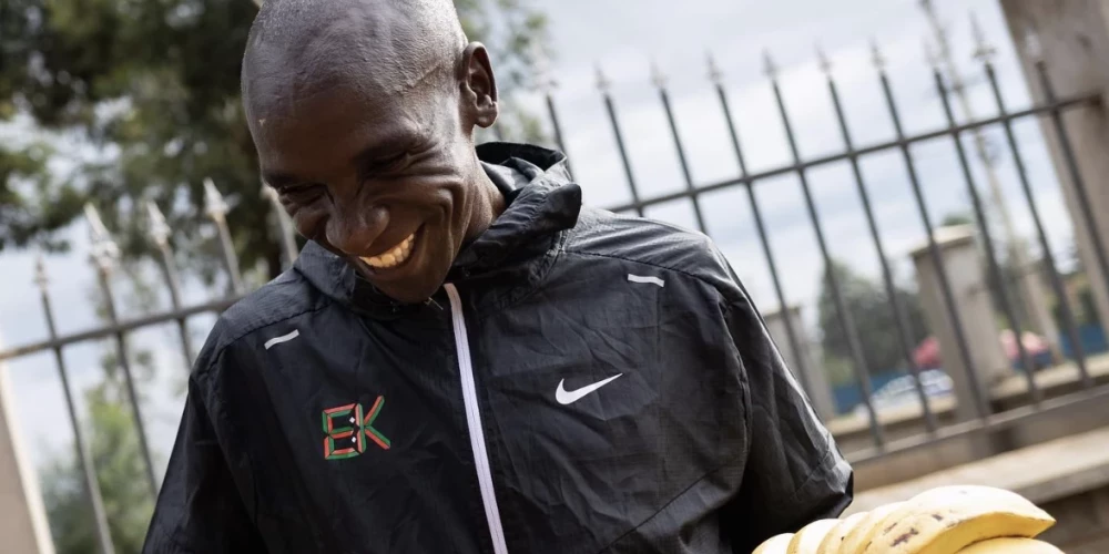 Maratona superzvaigzne Kipčoge vakariņas papildina ar banāniem vai mango, kas remdina viņa kāri pēc saldumiem un nodrošina ķermeni ar nepieciešamajiem vitamīniem.