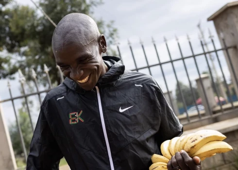 Maratona superzvaigzne Kipčoge vakariņas papildina ar banāniem vai mango, kas remdina viņa kāri pēc saldumiem un nodrošina ķermeni ar nepieciešamajiem vitamīniem.