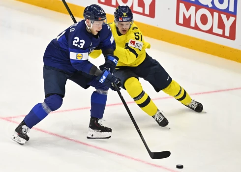 Zviedrija A grupas mačā Stokholmā kaimiņu cīņā ar 2:1 (1:0, 1:0, 0:1) pārspēja Somiju. 