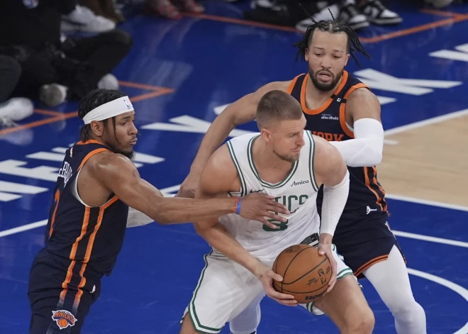 Porziņģim septiņi punkti, “Celtics” zaudē spēli un Teitumu, nonākot bezdibeņa malā