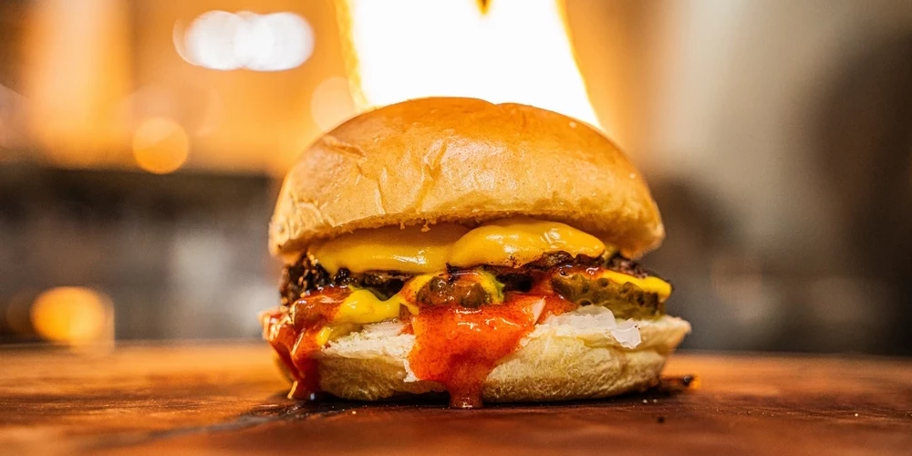 Valodnieki vienojas "smašburgerus" saukt par plānburgeriem vai plāngaļas burgeriem.