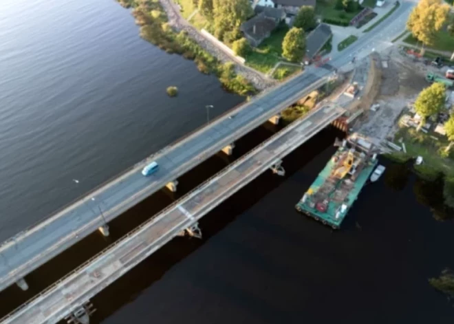 Salacgrīvā satiksmei atjaunots pagaidu tilts pār Salacu