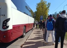 "Такой стресс, что хоть плачь!" Из-за медленной продажи билетов в автобус люди в рижских пригородах опаздывают на работу и к врачу