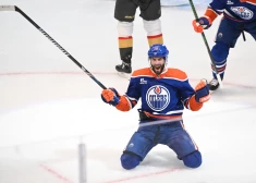 "Hurricanes" un "Oilers" uzvar pārliecinoši, nonākot soļa attālumā no konferences fināla