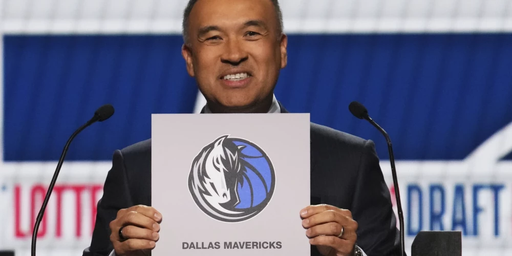 NBA komisāra vietnieks Marks Teitms ar Dalasas "Mavericks" lapiņu. 