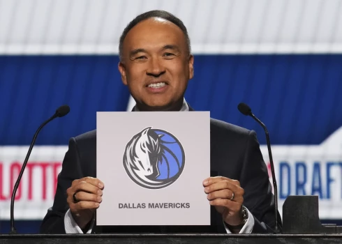 NBA komisāra vietnieks Marks Teitms ar Dalasas "Mavericks" lapiņu. 