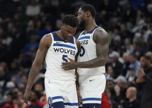 Minnesota "Timberwolves" līderi Entonijs Edvardss (pa kreisi) un Džūliuss Rendls izslēgšanas spēlēs pagaidām ir līmenī.