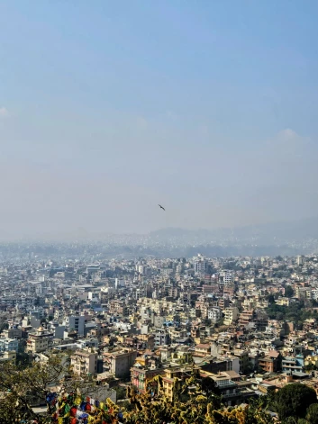 “Nepālā nav kalnu! Nedēļu nodzīvojām Katmandu, un tur bija tāds smogs, ka Himalaju virsotnes tā arī neredzējām. Mēs pat noīrējām autobusu, lai aizbrauktu līdz kalniem, taču arī šajā braucienā tos īsti neredzējām. Vienīgi piektajā dienā, no rīta izejot uz balkona, pēkšņi pārsteigumā apstulbām – jā, visapkārt kalni! Tos uz īsu brīdi varēja redzēt, līdz atkal pilsētu pārņēma dūmaka.”