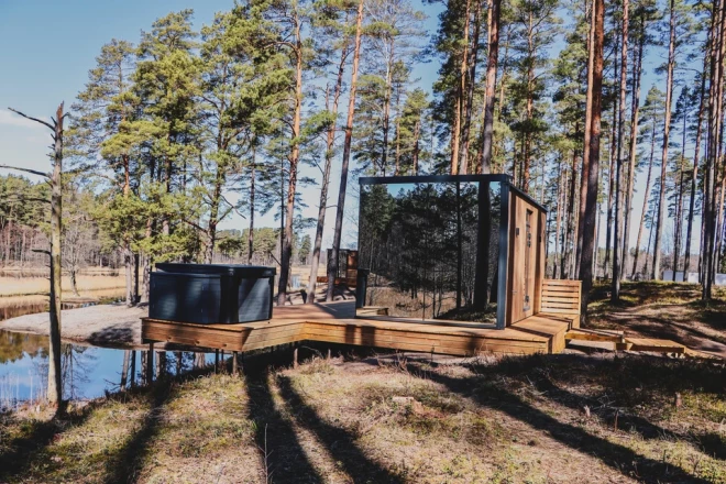 В Марупском крае откроются роскошные зеркальные дома с видом на озеро.