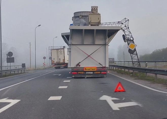 Grobiņā ar lielgabarīta kravu sabojā fotoradaru