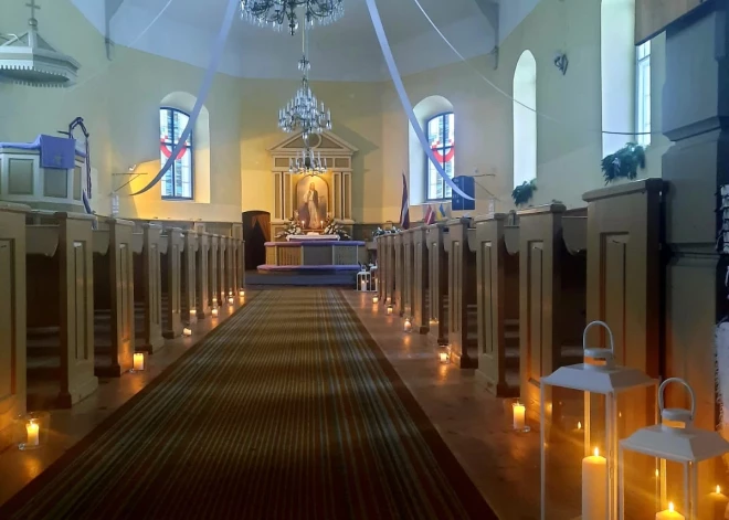 Mālpils baznīcai atgriezta pirms 40 gadiem nozagtā Oto Skulmes glezna