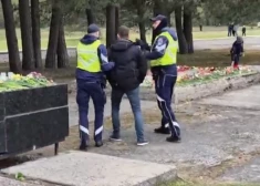VIDEO: vīrietis Salaspils memoriālā dzied sarkanarmiešu “Katjušu” – policija viņu novāc no “skatuves”