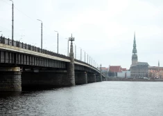 "Nopietni? Kādā valstī mēs dzīvojam?" Māte sašutusi: dēls nolec no Akmens tilta, bet policija viņu ar visām slapjajām drēbēm ieliek izolatorā