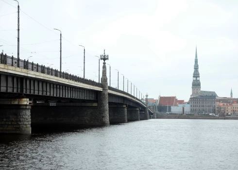 Akmens tilts pār Daugavu.