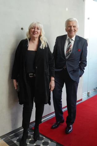 Rolands ar māsu Inesi. 75 gadus vecais aktieris, kurš joprojām lieliski izskatās, ir kļuvis par digitālā satura veidotāju.