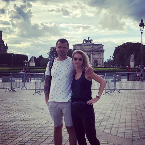 Kāda dzīve būs tālāk? Ja līdz šim 27 gadus būts kopā plecu pie pleca... “Bet Olafs jau nekur nav aizgājis, viņš ir tepat blakus. Viņš vienkārši ir savā nākamajā līmenī, savā nākamajā pasaulē. Savukārt, ja jau man jādzīvo uz šīs pasaules, tad esmu gatava ņemt pretī to, ko dzīve man dos. Un ticu, ka būs labi. Nē, man nav nolemtības sajūtas,” teic Elīna.