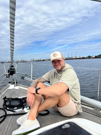 Olafs Saulriets darbojās sporta mārketinga aģentūrā "Passport", bija idejas autors un līdzīpašnieks restorāniem "Koya" Andrejsalā, "MO" Liepājā un bāram "Wunderbar", savulaik darbojās Liepājas futbola klubā un Latvijas Futbola virslīgas valdē.