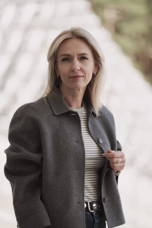 Elīna Zālīte-Saulriete Mežaparka Lielajā estrādē, kur notiks jau "4. Lielais koncerts" – viņas vīra Olafa Saulrieta izlolotais projekts.