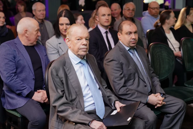 Kirovs Lipmans ar dēlu Filipu Lipmanu savas autobiogrāfijas atklāšanas svētkos. Sieva Anna Lipmane, kas pēc profesijas ir ārste neiroloģe, Latvijas Ārstu biedrības locekle, nebija ieradusies uz vīra nozīmīgo notikumu veselības problēmu dēļ. Savukārt Filipa ģimene neieradās, jo bērni – Leons un Eva – ir skolā, bet sieva Jeļizaveta ir stomatoloģe, nav varējusi atcelt klientu pierakstus.