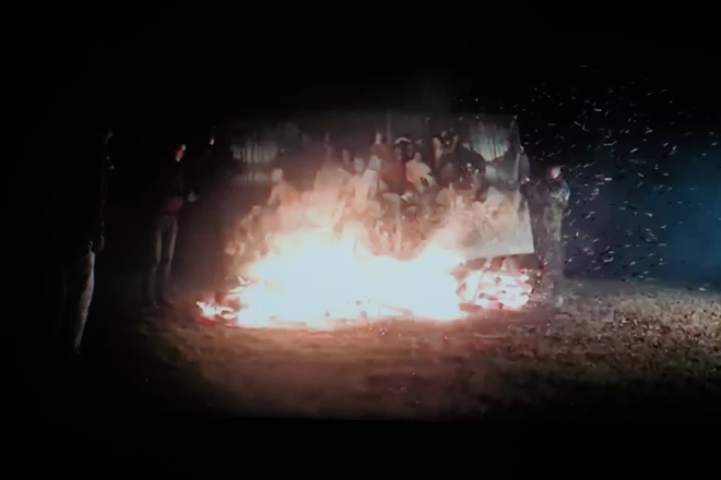 Izstādē ikviens var arī apskatīt video, kurā redzams gleznas ziedošanas Uguns mātei rituāls. Lūk, kadrs no šī video!