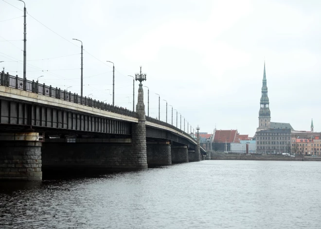 "Серьезно? В какой стране мы живем?" Мать возмущена - сын прыгнул с Каменного моста, а его посадили в изолятор в мокрой одежде