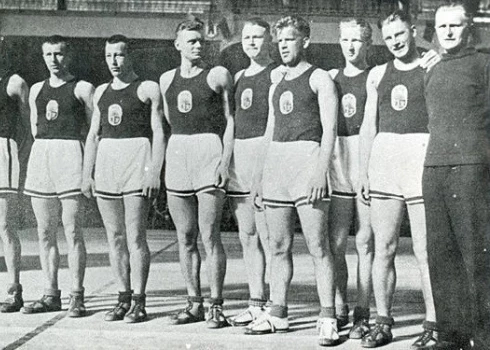 Valdemārs Baumanis (pirmais no labās) kopā ar Latvijas izlasi 1935. gada Eiropas čempionātā.