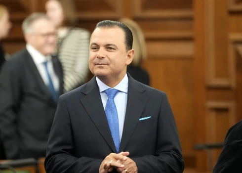 Mediji savulaik vēstīja, ka asa vārdu apmaiņa Veselības ministrijas (VM) rīkotā sanāksmē par zāļu tirgus reformām notikusi starp veselības ministru Hosamu Abu Meri (JV) un toreizējo Latvijas Farmaceitiskās aprūpes asociācijas (LFAA) izpilddirektori, viņa partijas biedri Kristīni Jučkoviču.