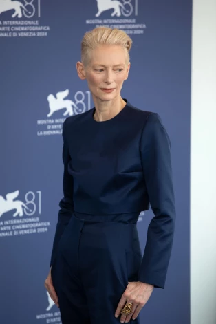 На премьере кинофильма “Соседняя комната” в Венеции, 2024.