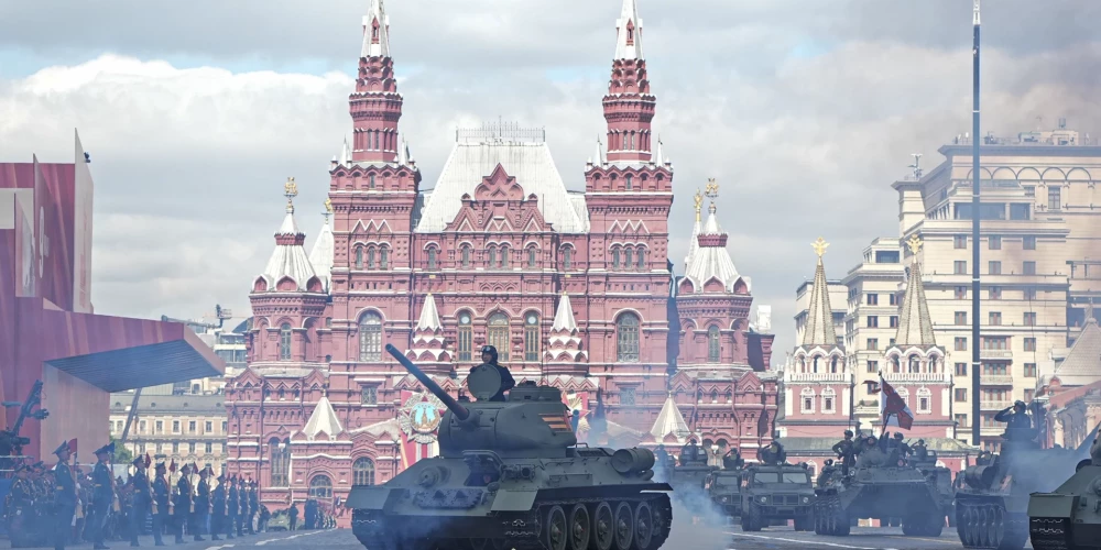 T-34 tanki Uzvaras dienas parādē Sarkanajā laukumā.