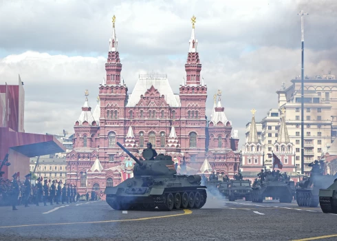 T-34 tanki Uzvaras dienas parādē Sarkanajā laukumā.