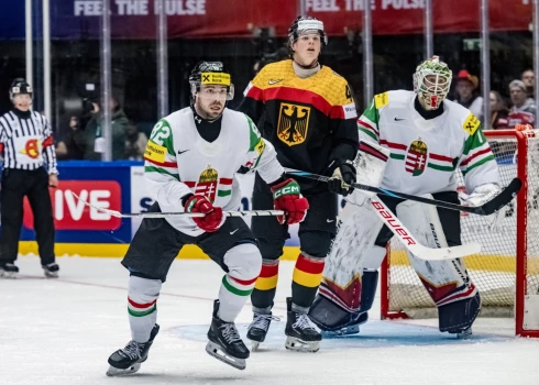 Vācijas hokejisti B grupas spēlē ar 5:2 (2:1, 2:0, 1:1) pieveica Norvēģiju.
