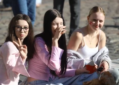 FOTO: kvēli hokeja fani Doma laukumā aktīvi atbalsta mūsējos