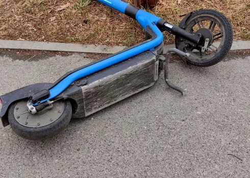 Starp cietušajiem ir arī viens gājējs un viens elektroskrejriteņa vadītājs.