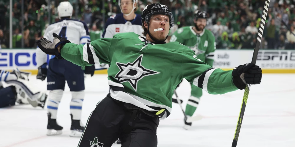 Mača galvenais varonis Mikaels Grandlunds pēc vārtu guvuma.