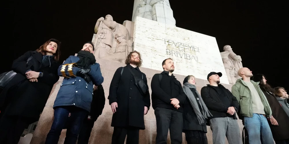 У памятника Свободы собрались несколько сотен человек, чтобы встретить создателей анимационного фильма «Поток».