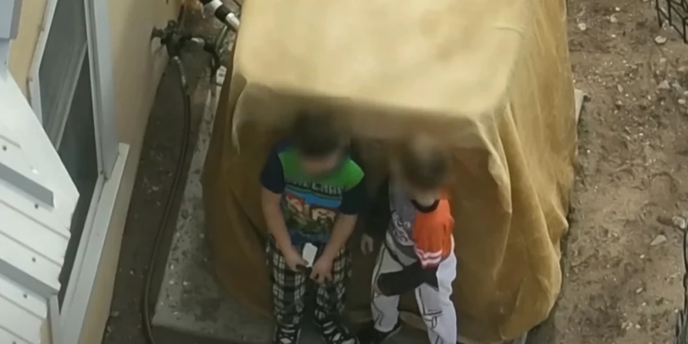 Drona video iemūžinājis divu brāļu "spēles" ar īstu ieroci.