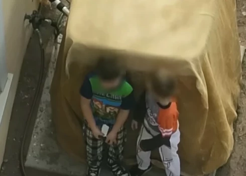 Drona video iemūžinājis divu brāļu "spēles" ar īstu ieroci.